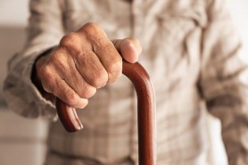 O pensionară și-a bătut și torturat soțul. Bătrâna i-a rupt inclusiv dinţii